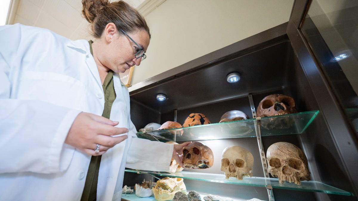 Kate Kolpan holding a skull.